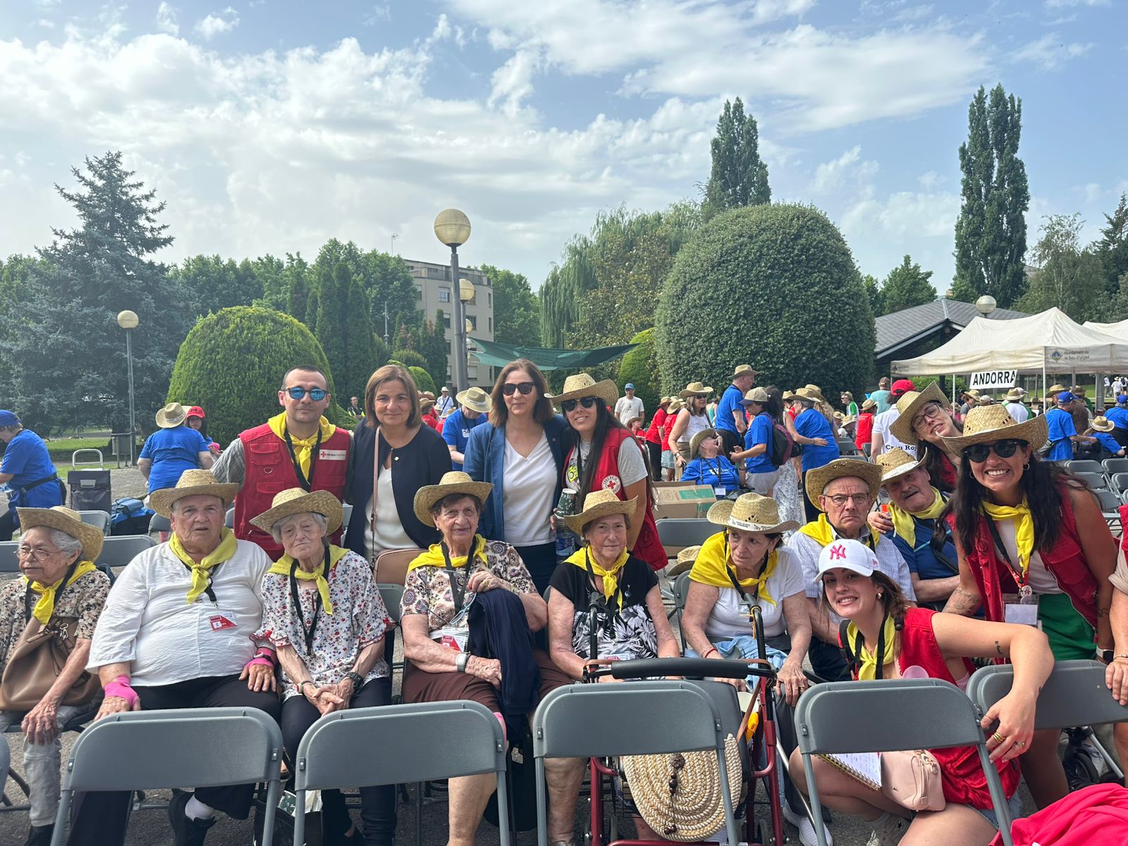 The Minister of Social Affairs, Trini Marín, and the Secretary of State, Ester Cervós, with participants in the sports meeting of residences for the elderly that takes place at the Headquarters.