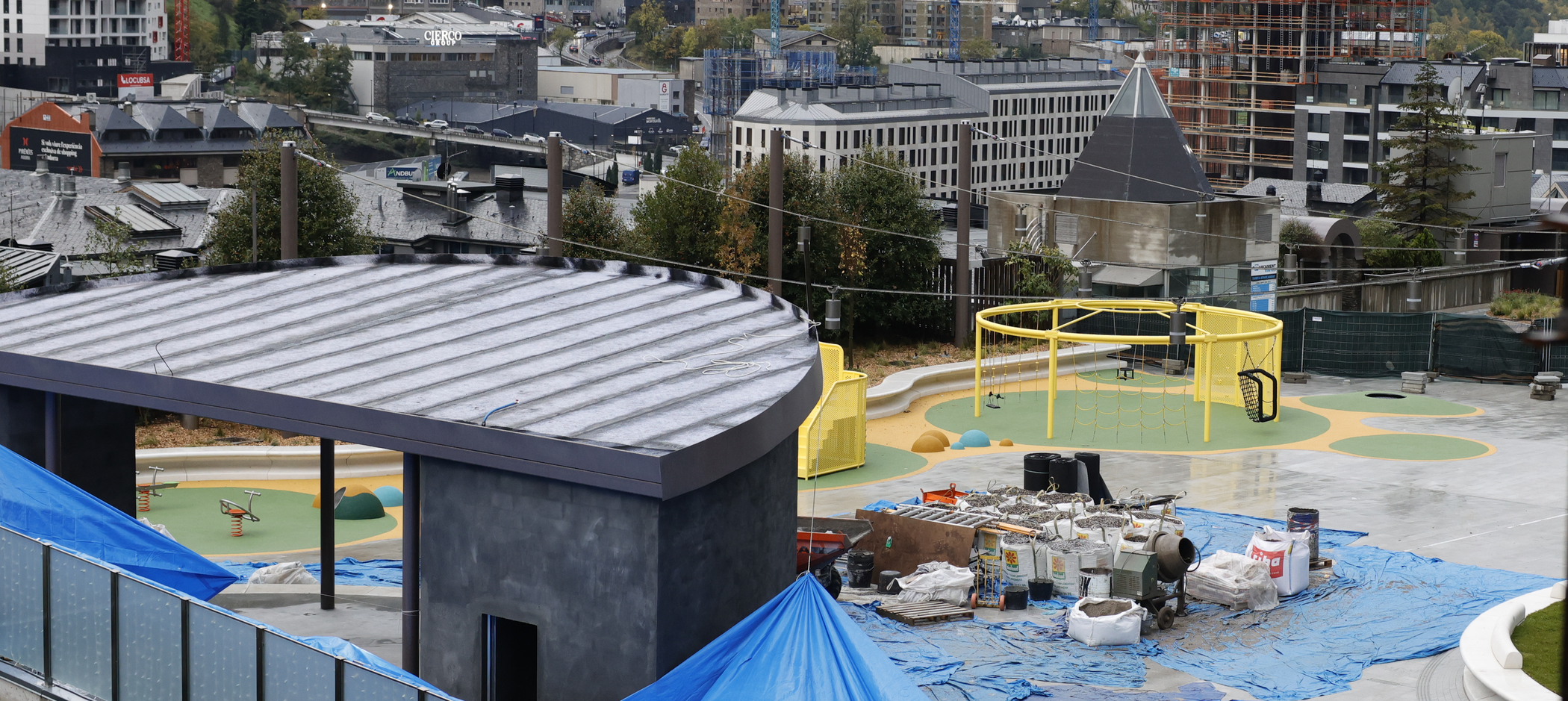 The square on the roof of the Vinyes car park.