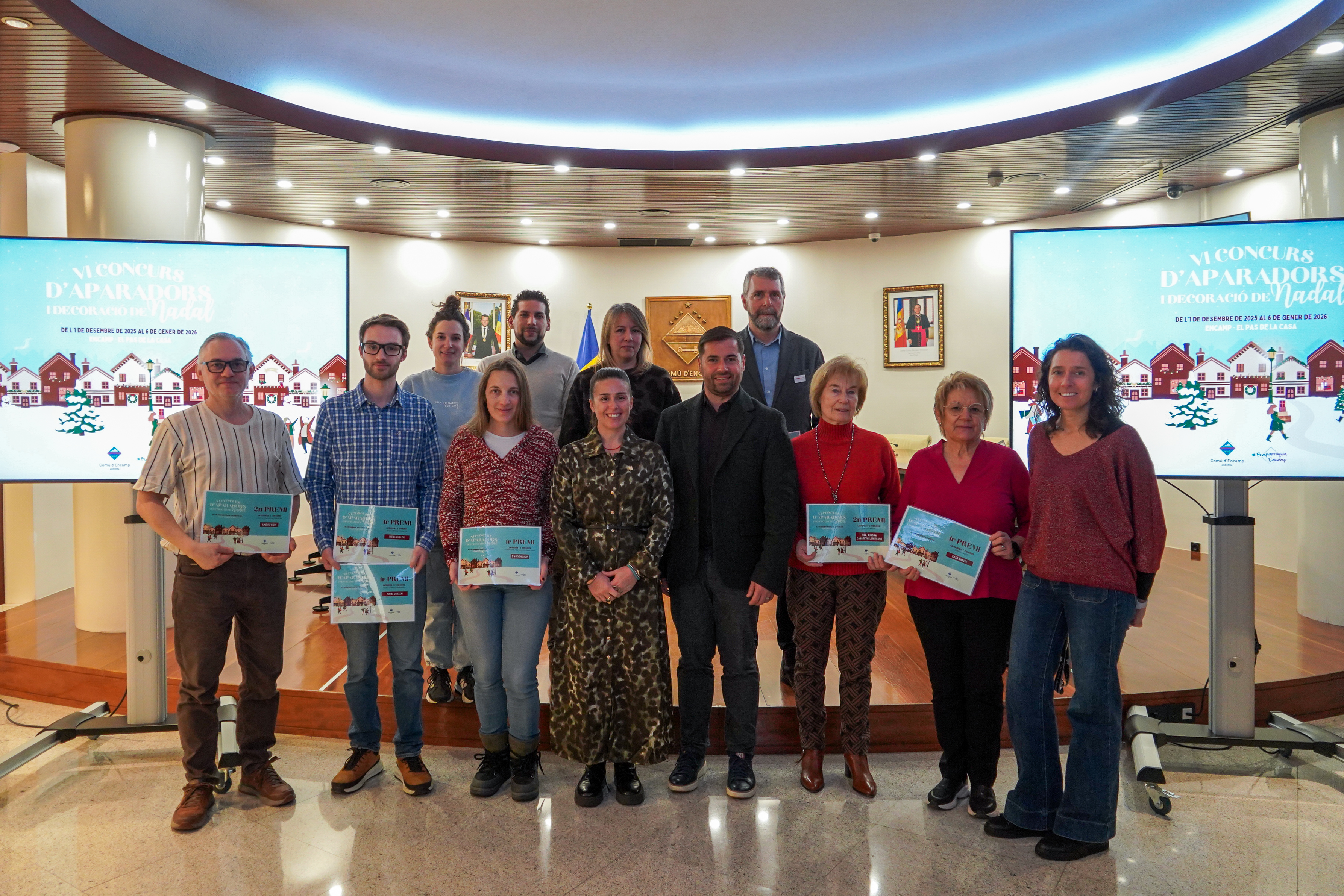 The prize-winners of the 4th Encamp window display and Christmas decorations competition, with the representatives of the commune.