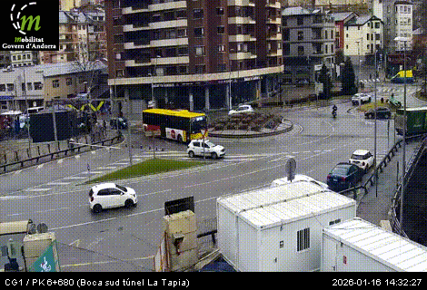 Un vehicle dels agents comunals barrant el pas, juntament amb cons i la barrera, a l'entrada del túnel de la Tàpia en sentit nord.