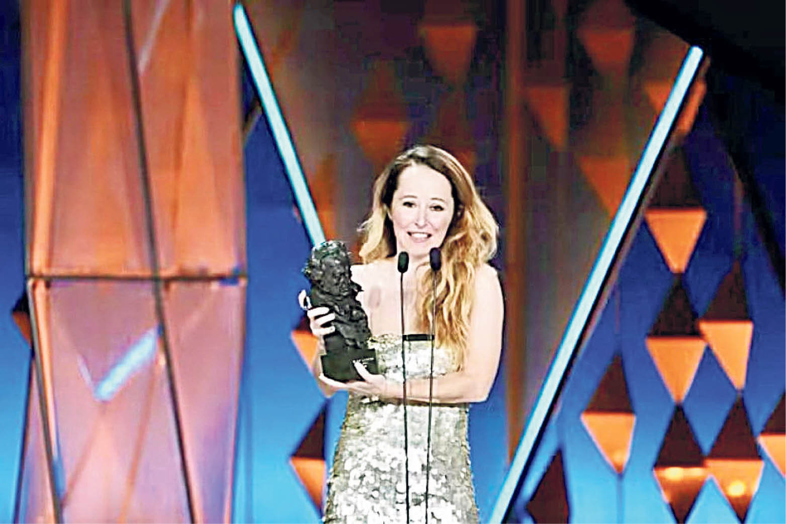 Laia Ateca, with the award.