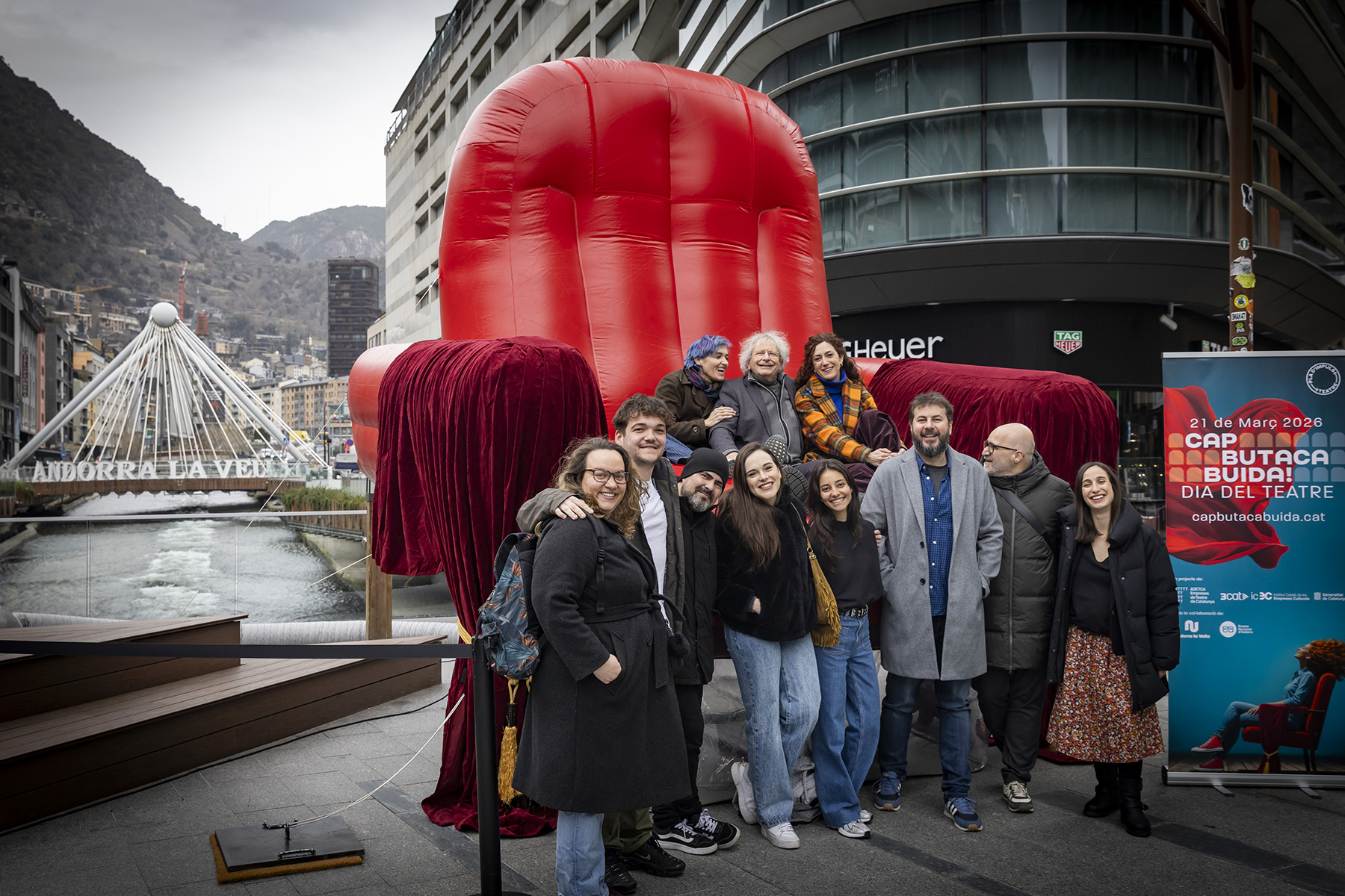 Actors and actresses from the National Stage promoting the day Cap butaca lire in the plaça de la rotonda, together with the junior consul, Olalla Losada.