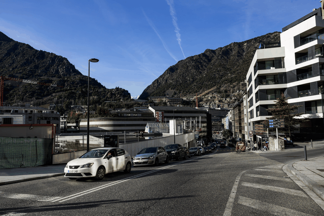 Vehicles al carrer de la Unió, ahir a la tarda
