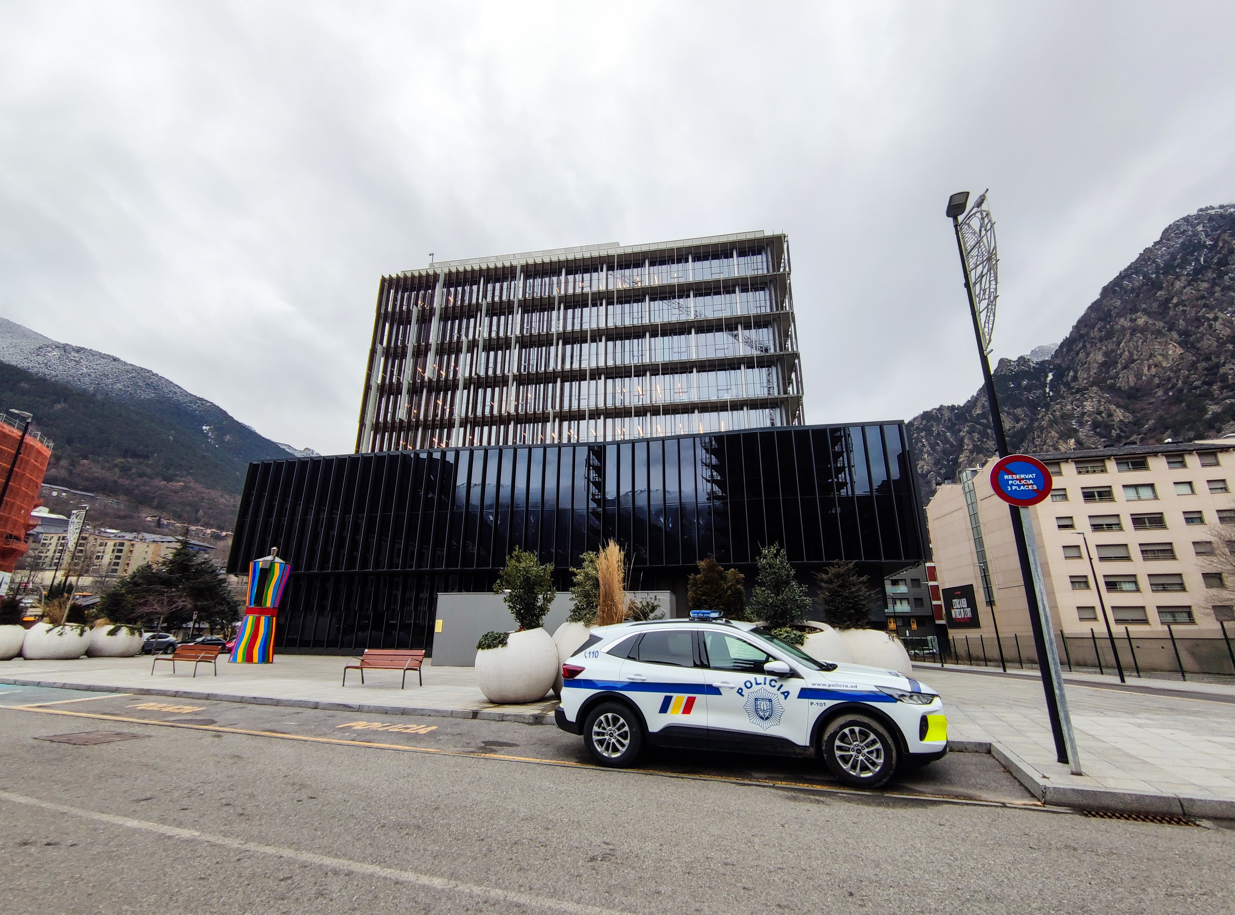 Police cars in front of the Batllia.