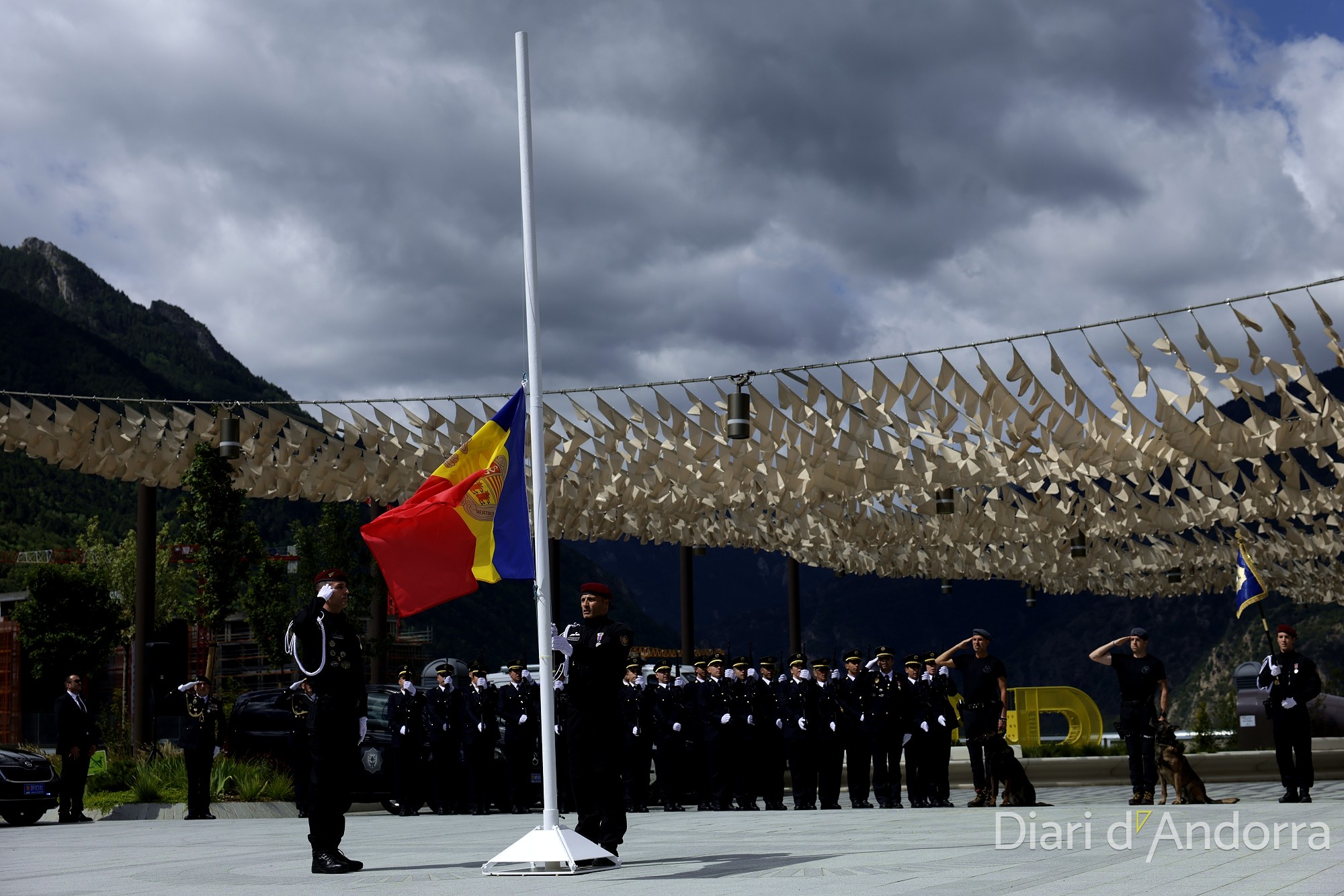 The raising of the flag in Plaça del Poble during Police Day.