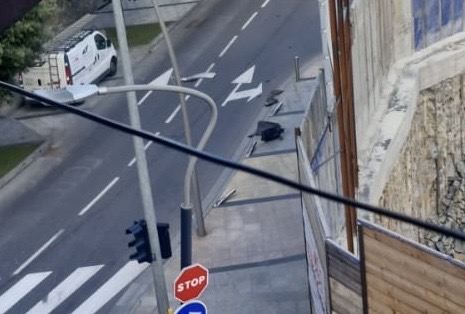 Un vehicle col·lideix contra diversos pilons a Escaldes-Engordany