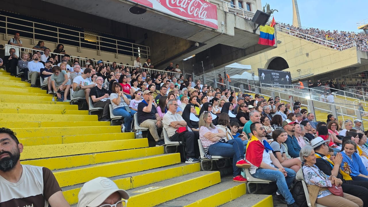 Fifty Andorrans attended yesterday the vigil of Pope Leo XIV at the Lluís Companys Olympic Stadium in Barcelona