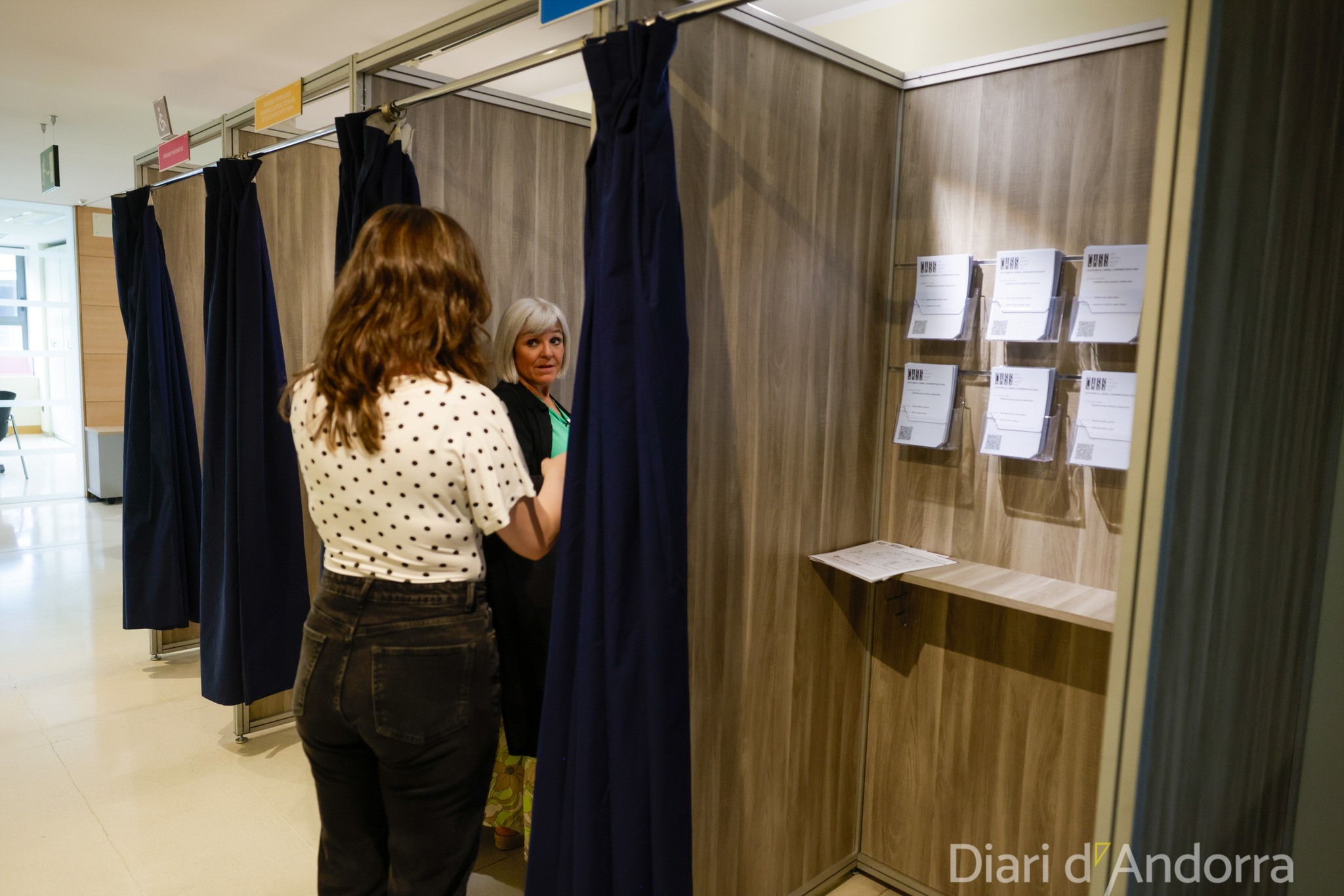 A person submits to vote by deposit in the elections to elect the board of directors of the CASS, yesterday.