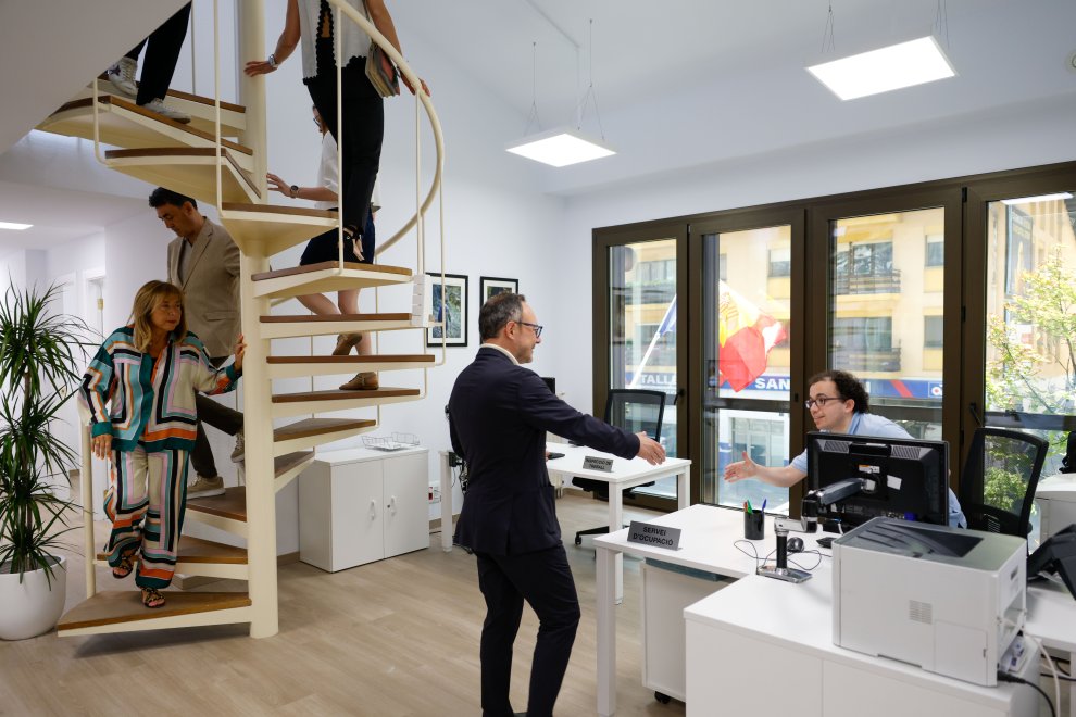 Xavier Espot visiting the new offices of the Employment Service.