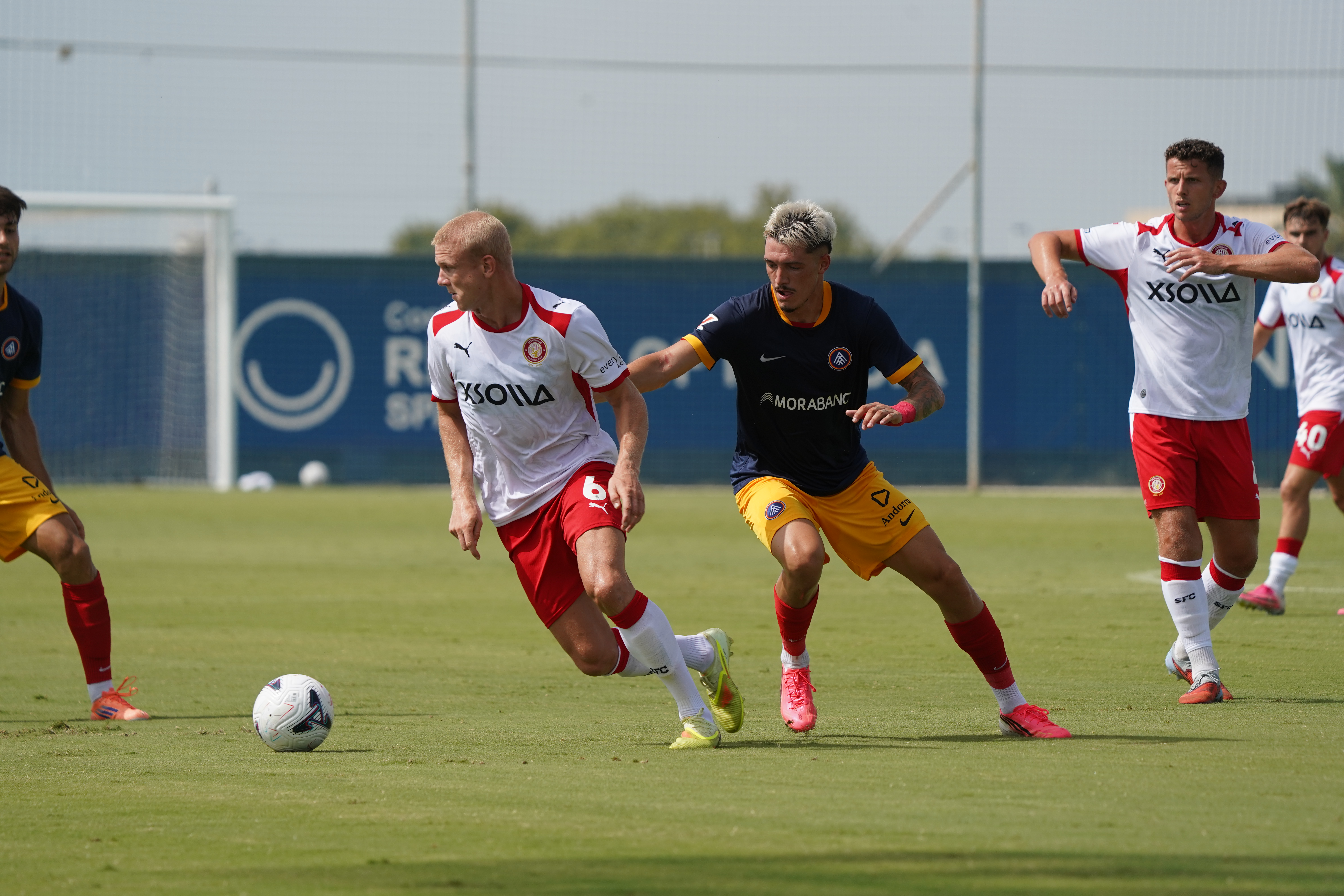 Lautaro fights for the ball with an opponent.