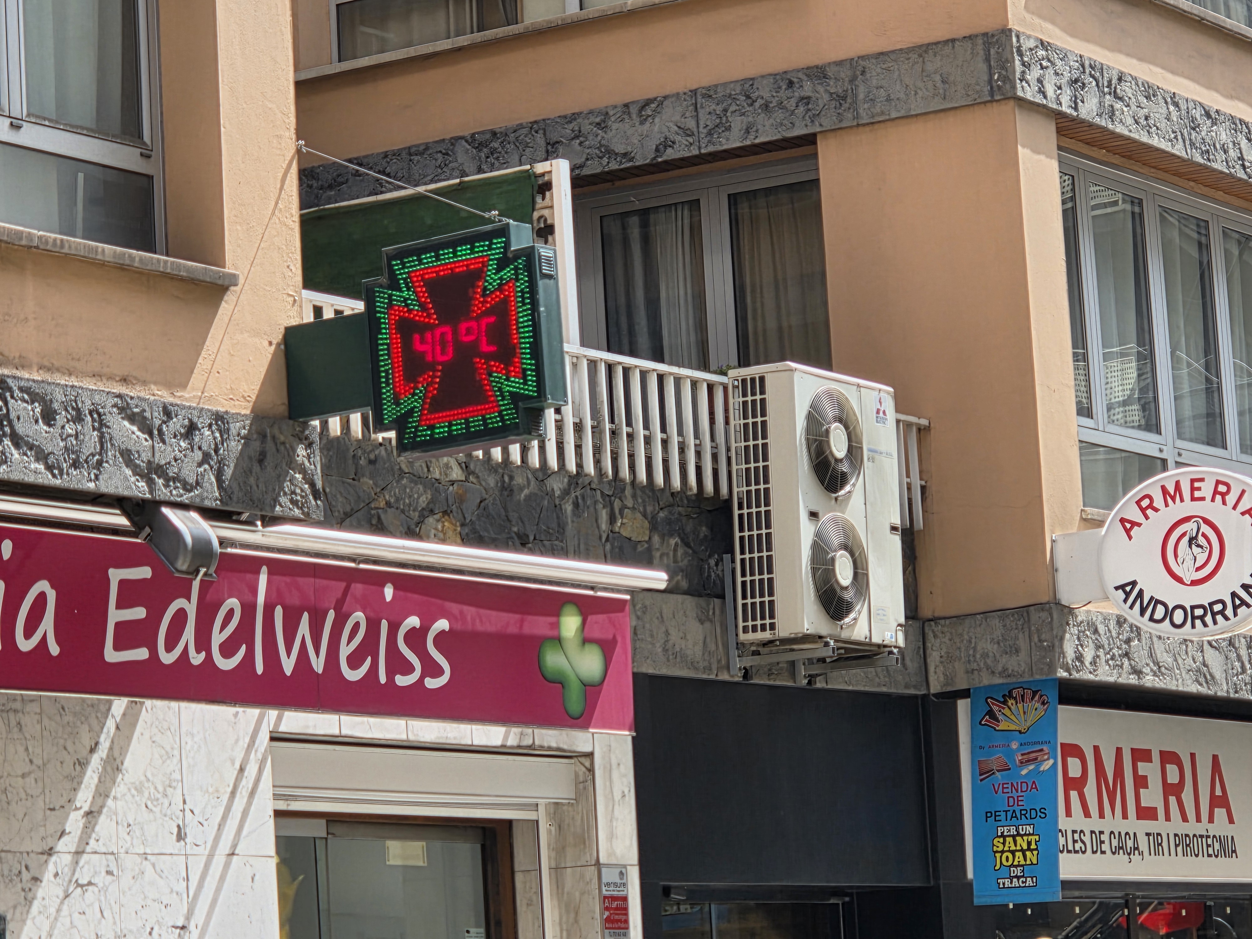 The thermometer reads 40 degrees in Carrer Bonaventura Riberaygua.