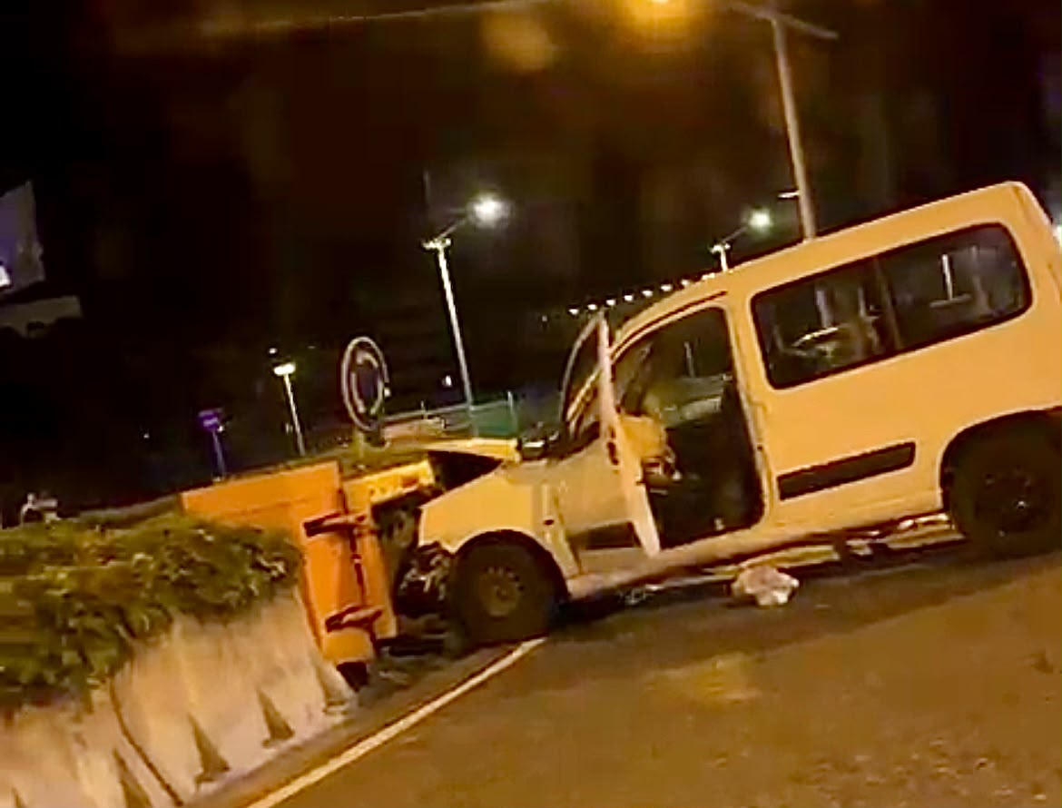 The state of the van after the impact against the Ice Lady roundabout.