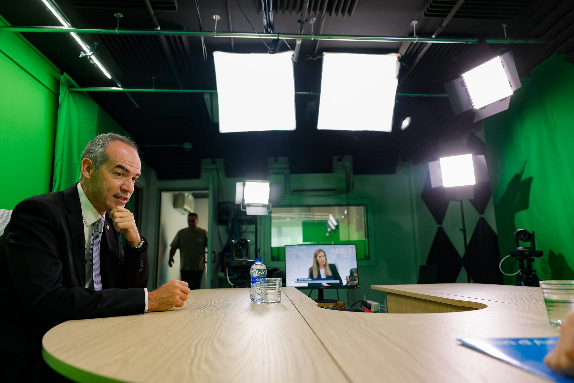 Alcobé on the set of Diari TV.