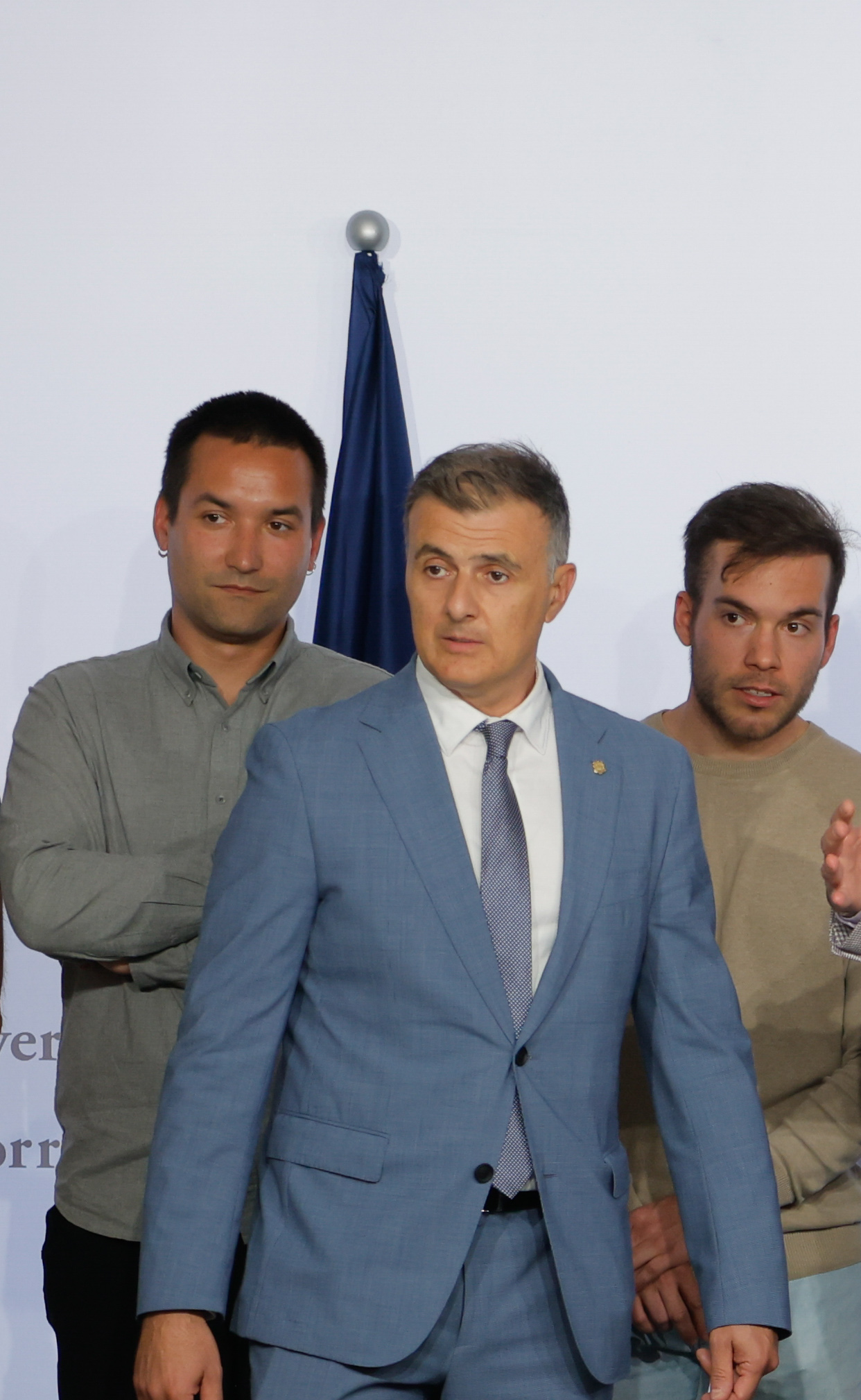Esteves (left) with Minister Marc Rossell.