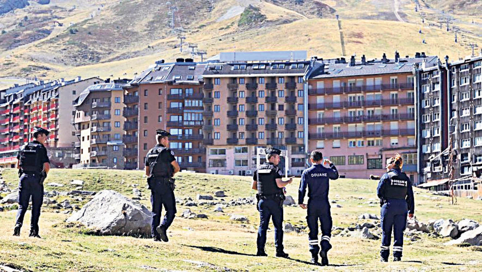 Several gendarmes near the border with Pas de la Casa.