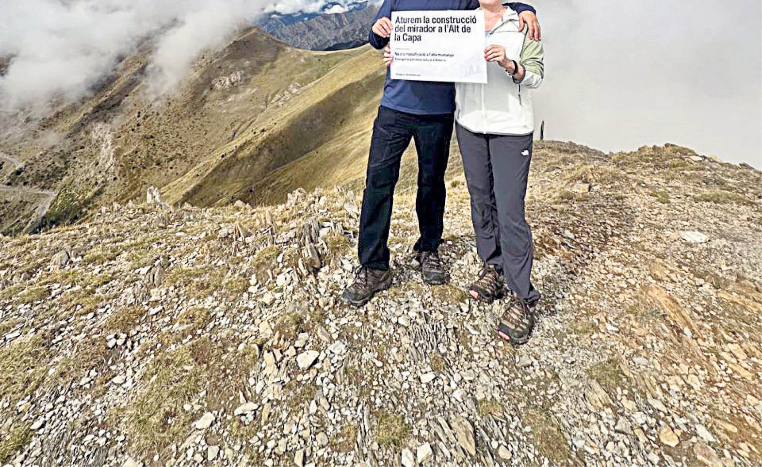 Detractors of the project at the top of the Capa.