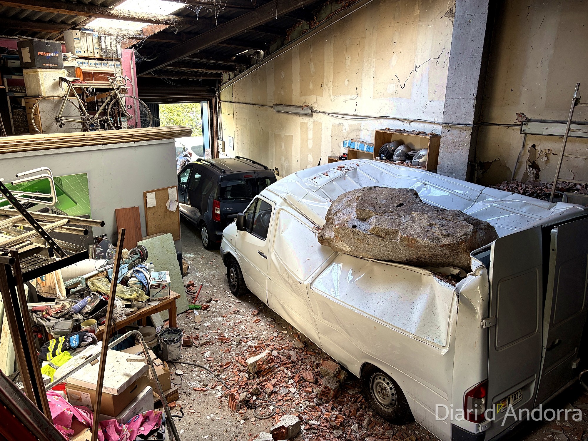 The van affected by the fall of one of the rocks on Calle dels Barrers in Santa Coloma.